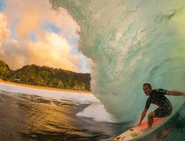 Big waves: Εντυπωσιακό βίντεο από surfer που «δαμάζουν» τα κύματα